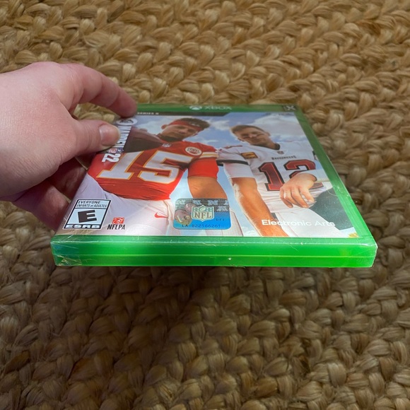 NEW NFL Madden 22 Microsoft Xbox Series X 4K Ultra HD HDR - Picture 4 of 7